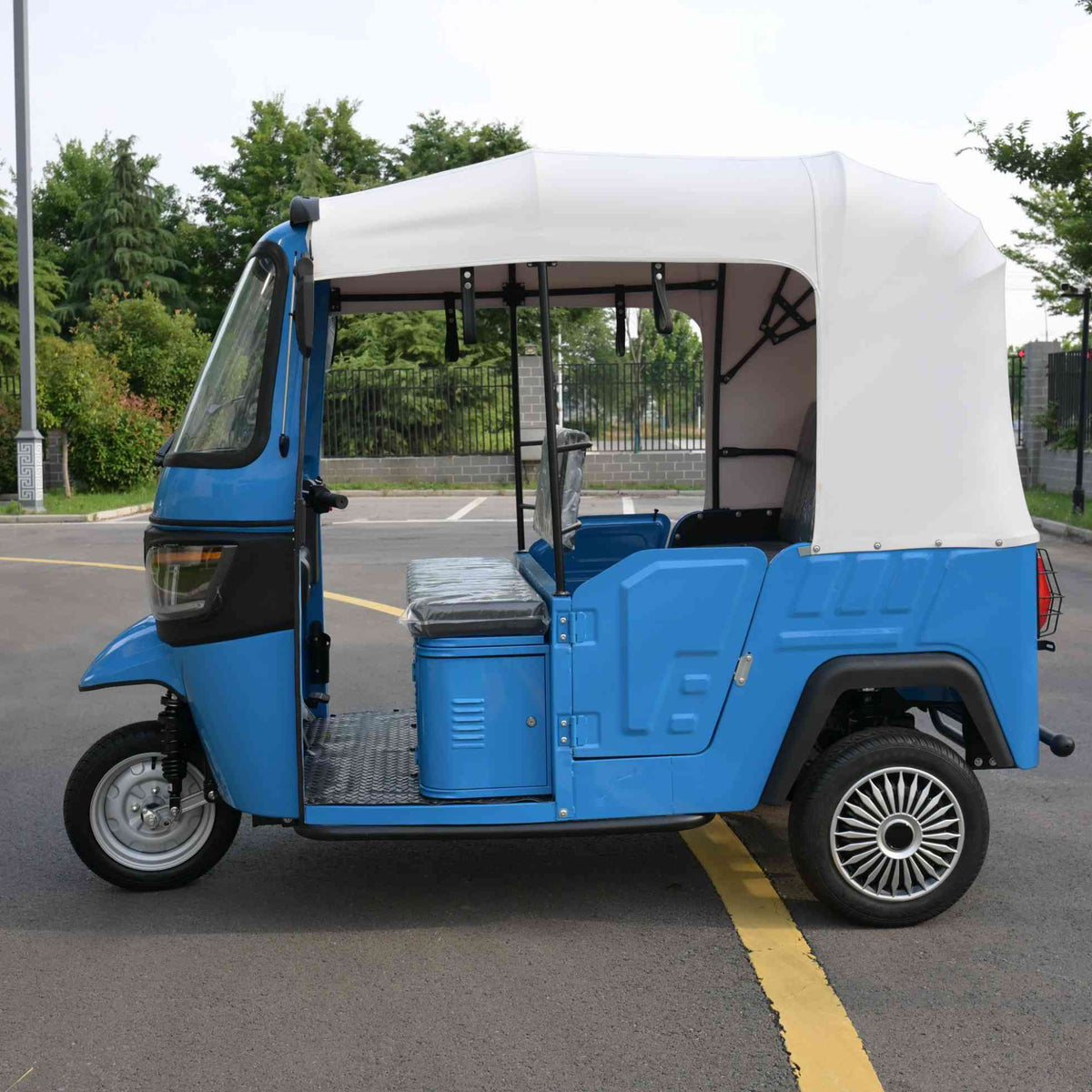 3 Wheeler Electric Tricycle Passenger Taxi 1200w 72v Electric Tricycles Adults Enclosed Cab Tuk Tuk Auto Rickshaw