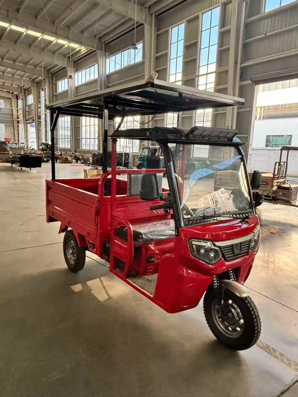 3 Wheels Electric Cargo Tricycle 1200w 72v Solar Panel Roof Open Cargo Bed Semi Enclosed Cab 400kg+ Payload 70-90km Range For