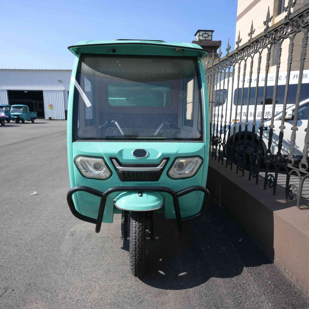 Closed Box Electric Delivery Tricycle 60v 20ah Lithium Battery Interior Cargo Light For Cold Chain Heavy Duty Compact Size