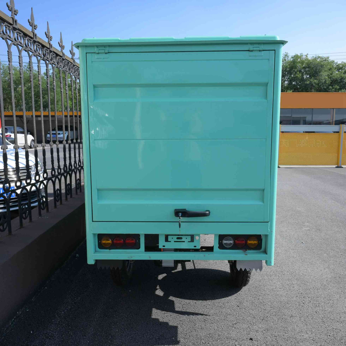 Closed Box Electric Delivery Tricycle 60v 20ah Lithium Battery Interior Cargo Light For Cold Chain Heavy Duty Compact Size