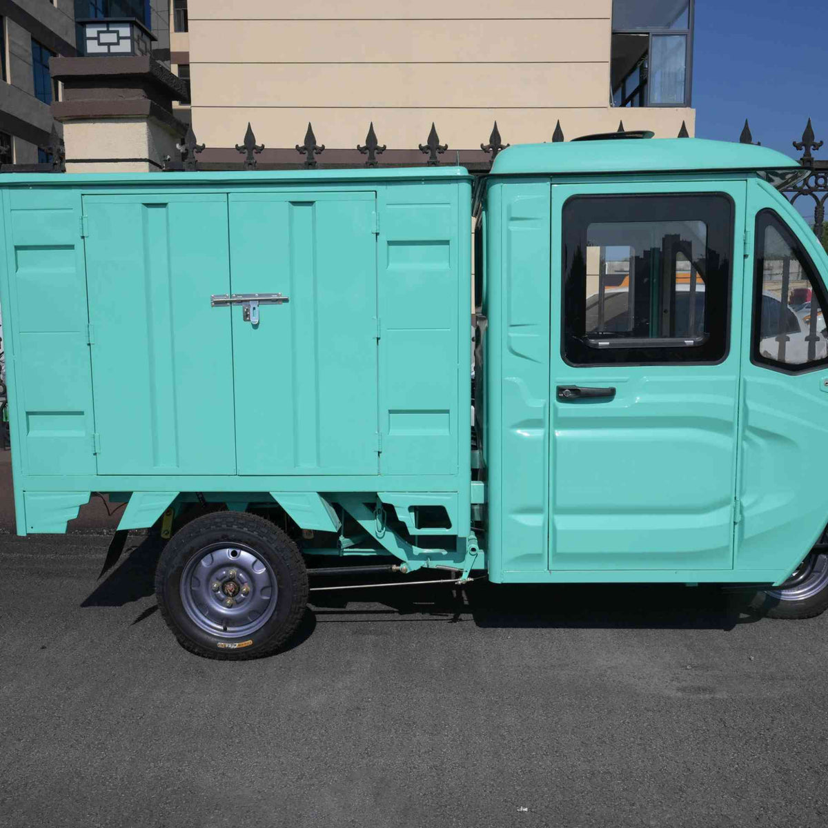 Closed Box Electric Delivery Tricycle 60v 20ah Lithium Battery Interior Cargo Light For Cold Chain Heavy Duty Compact Size