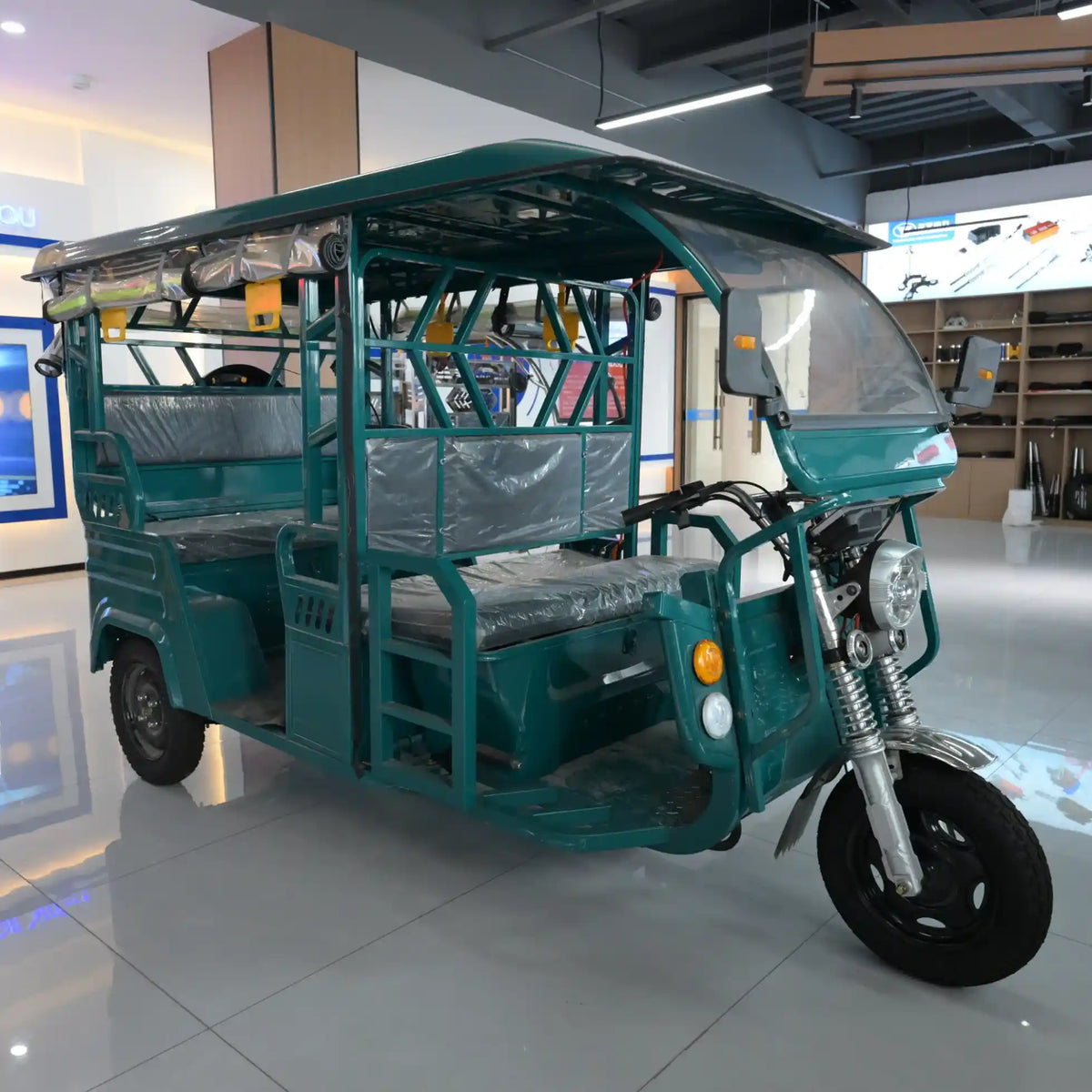 E Rickshaw Passenger 3 Wheel Electric Tuk Tuk With Roof Rain Curtain For City Transport Battery Powered