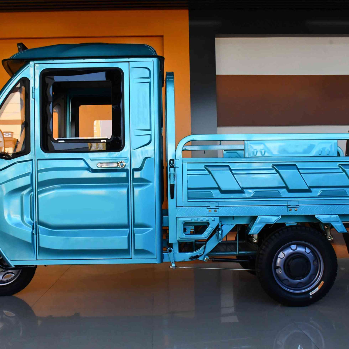 Electric Cargo Tricycle 3 Wheels 1000w 60v Enclosed Cab Open Flatbed Low Rails Roof Led Light Bar For Farm Adults