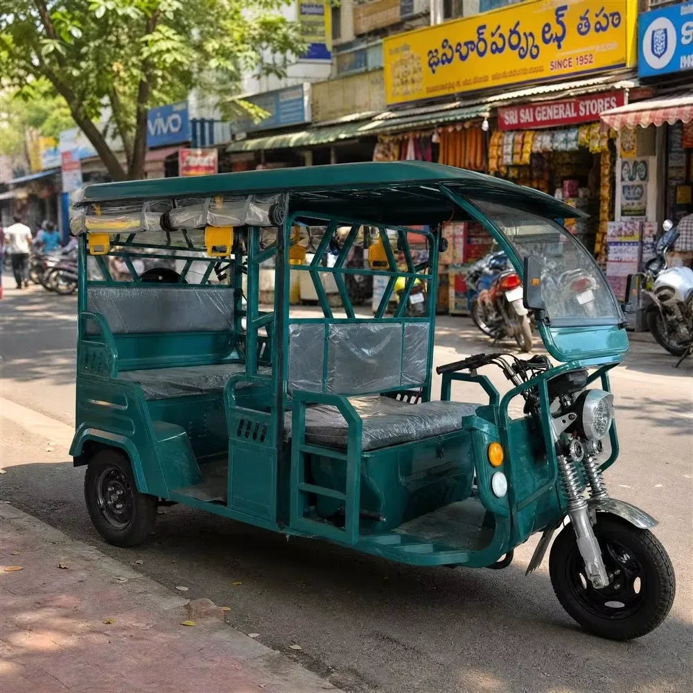 Electric Tricycle 3 Wheel 4 Passenger Closed Body Taxi >1000w >60v 90km Range Tourism Hotel Shuttle