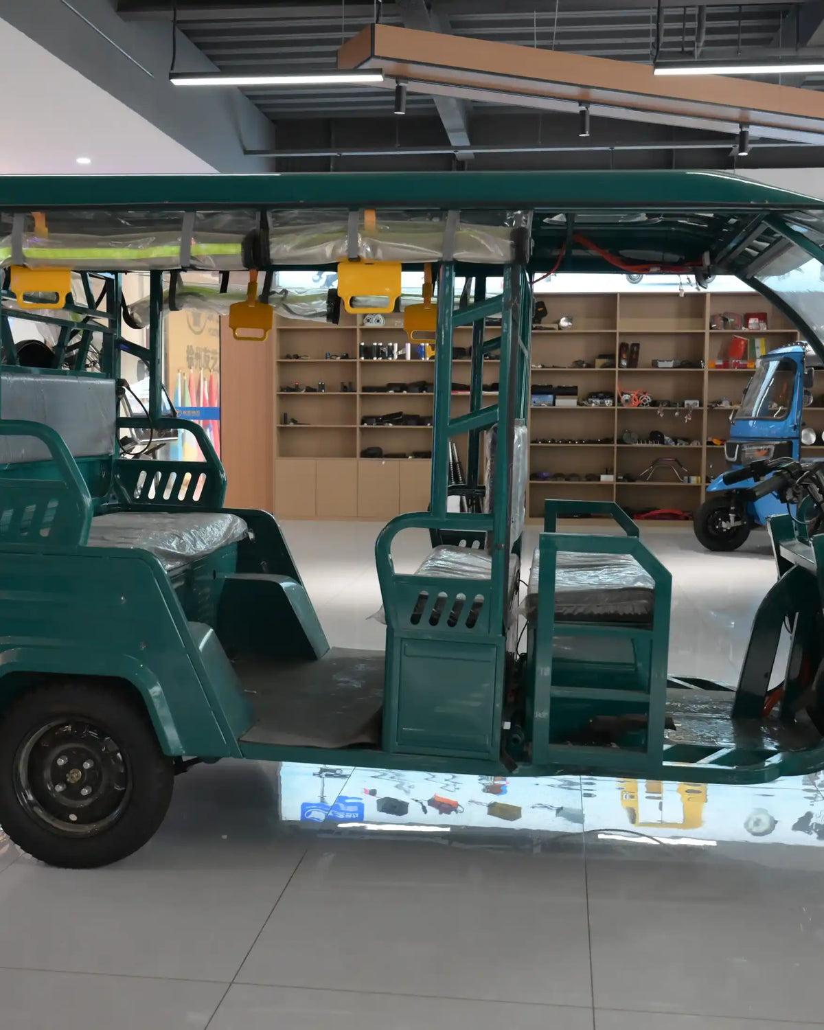 Electric Tricycle 3 Wheel 4 Passenger Closed Body Taxi >1000w >60v 90km Range Tourism Hotel Shuttle