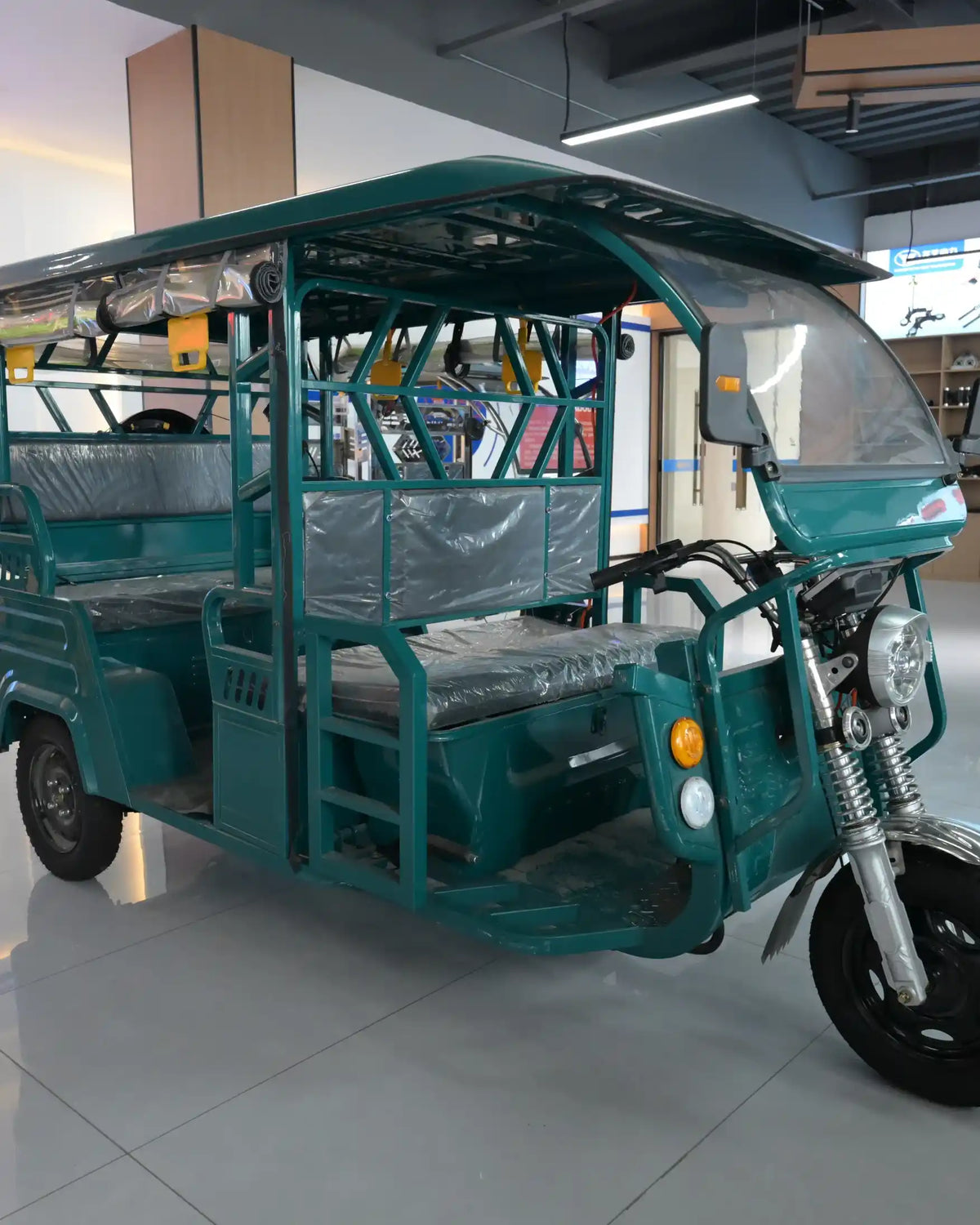 Electric Tricycle 3 Wheel 4 Passenger Closed Body Taxi >1000w >60v 90km Range Tourism Hotel Shuttle